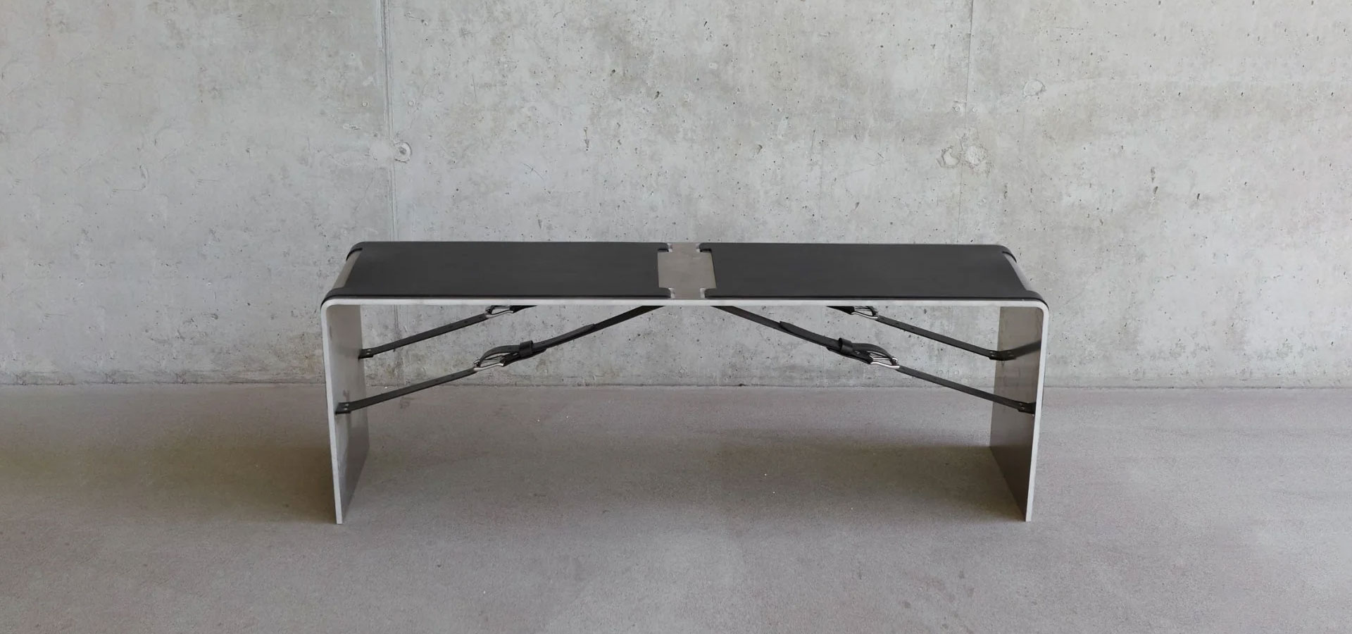 Banca en acero y cuero