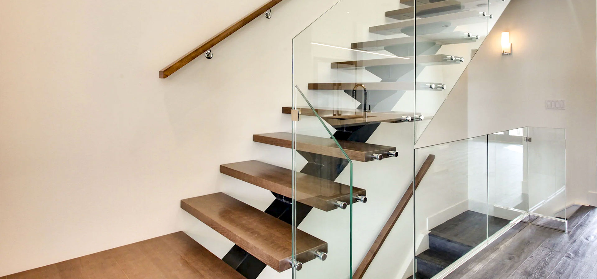 Baranda en madera con pernos en acero y vidrio