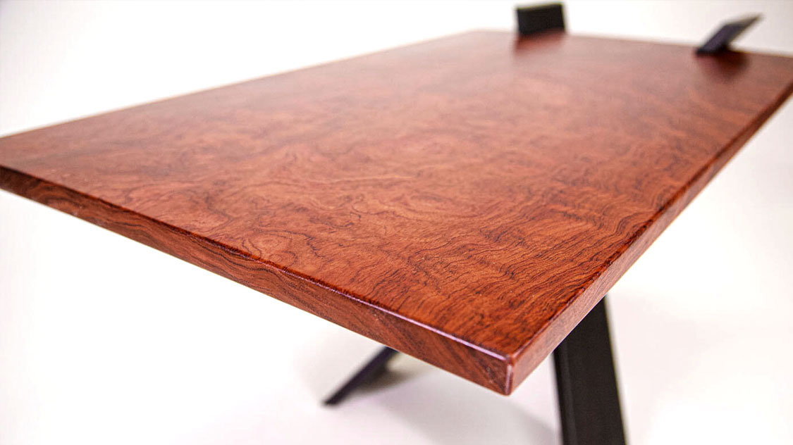 Mesa con chapa de bubinga