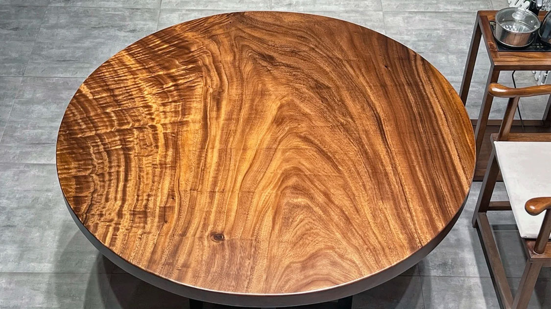 Mesa con chapa de ceylon satinwood