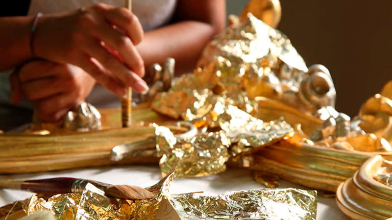 Aplique de hojilla de oro en muebles