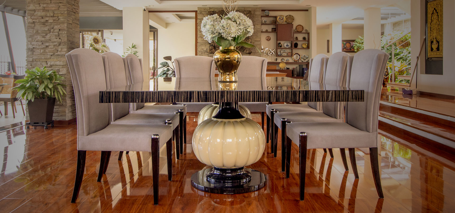 Comedor con chapa de madera