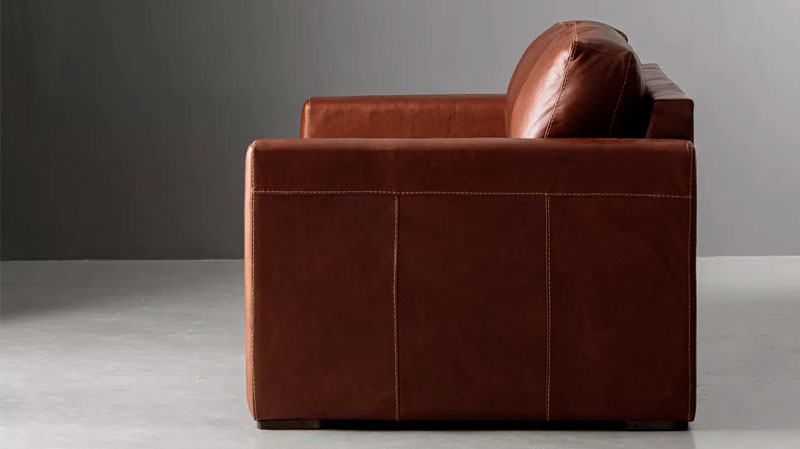 Poltrona tapizada con cuero brown