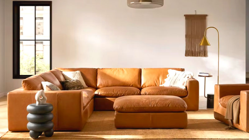 Sofa tapizado con cuero top grain color camel