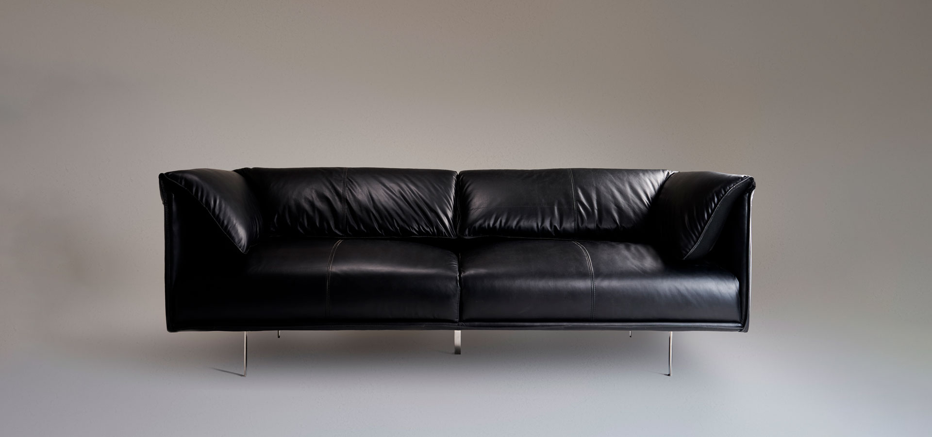 Sofá clásico en cuero negro